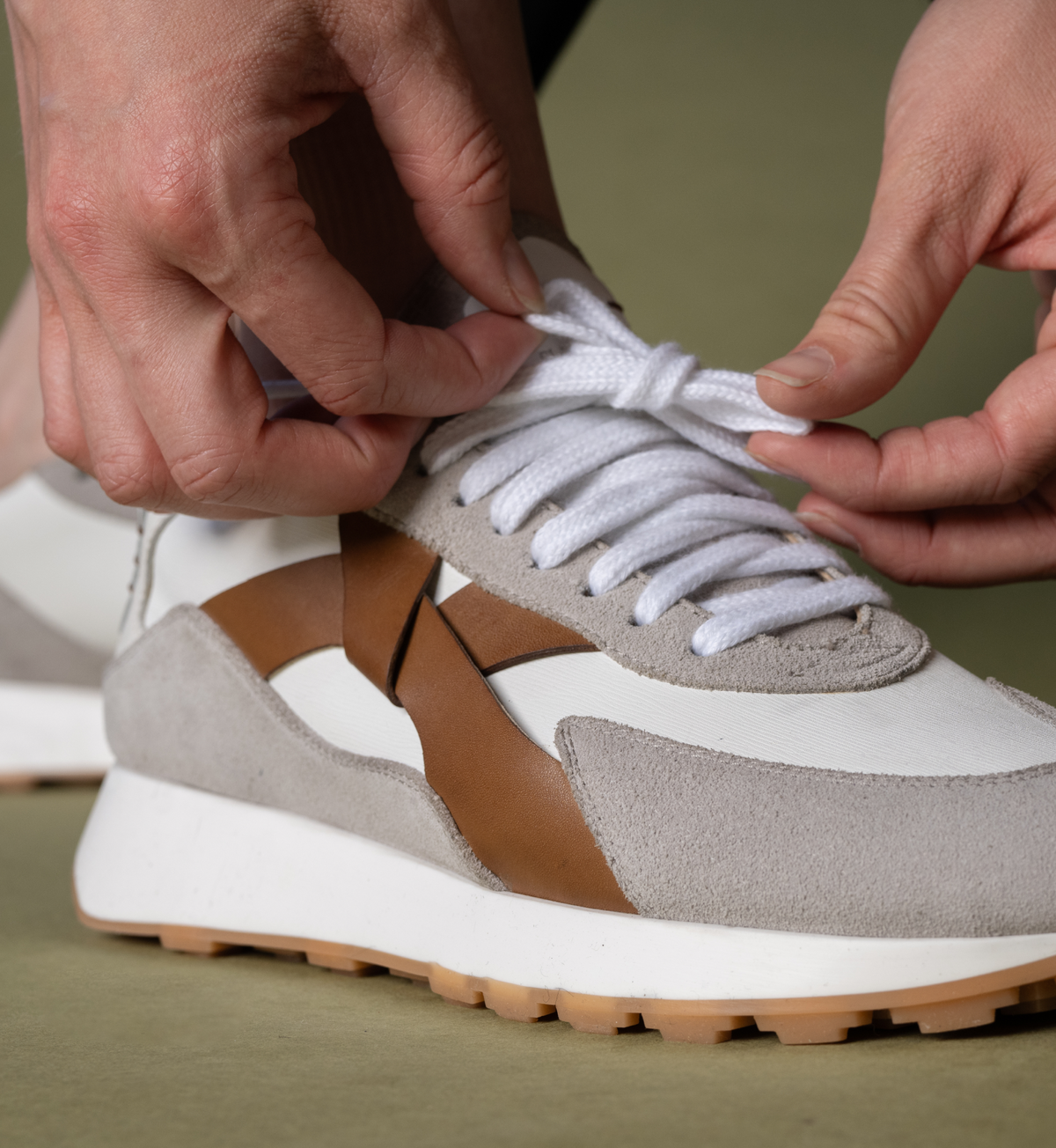what sneakers are the cool girls wearing
