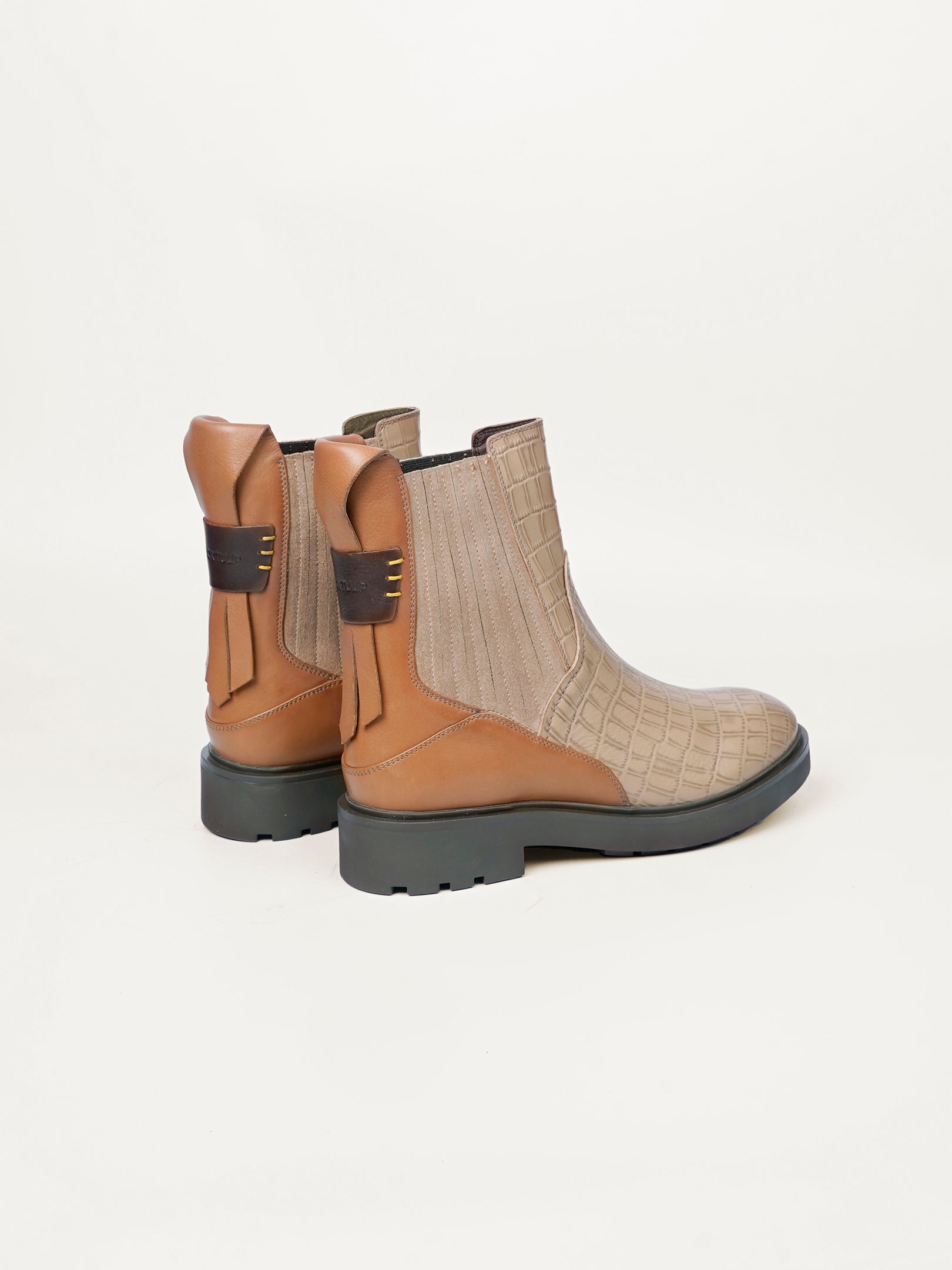 Flat chelsea store boots